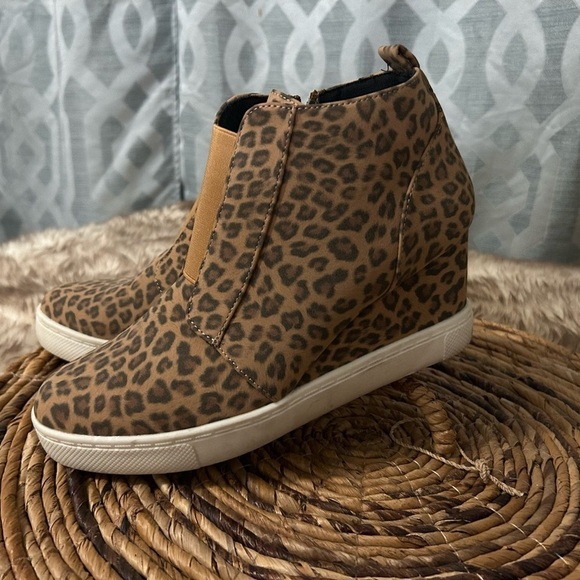 Women’s Size 9.5 Leopard Print Shoes Wedge Boots Zip Sneaker Booties Athlefit - Picture 7 of 7